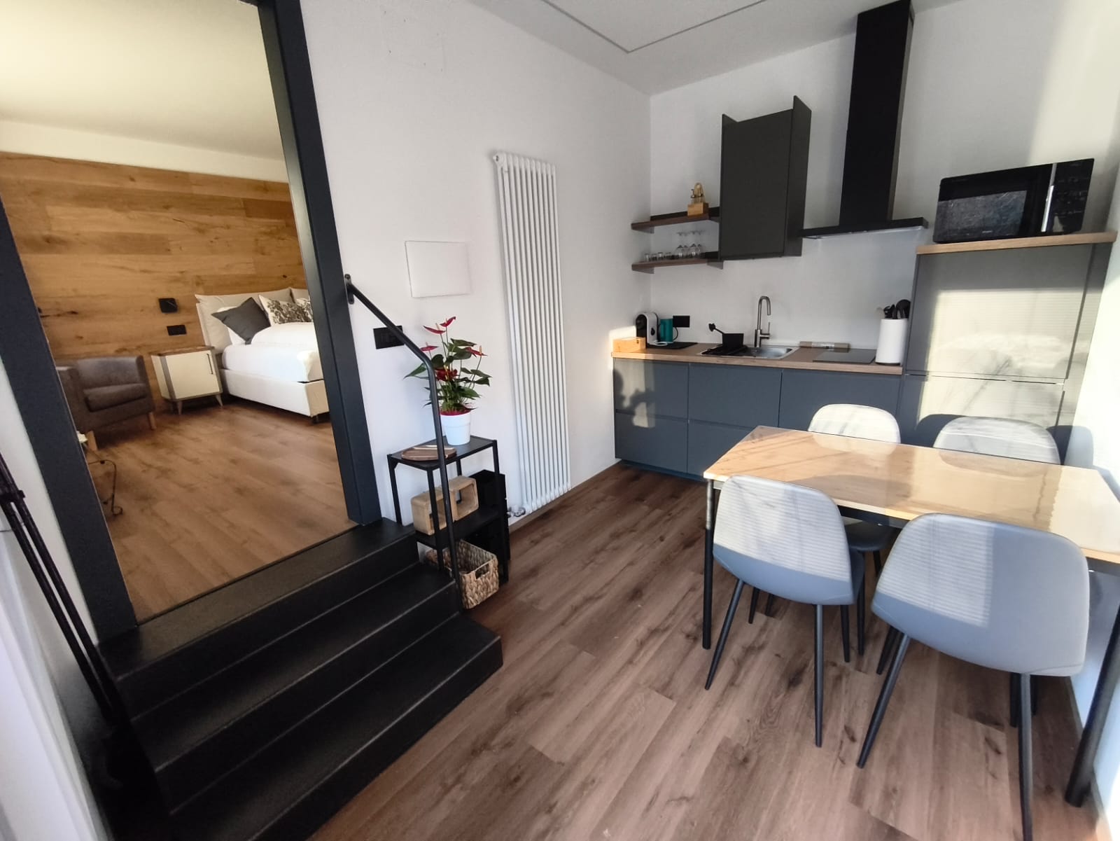 Zona giorno con cucina e dettagli in legno